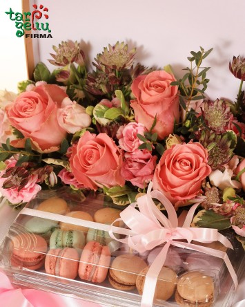 MACARONS dežutė su gėlėmis | Gėlių kompozicijos