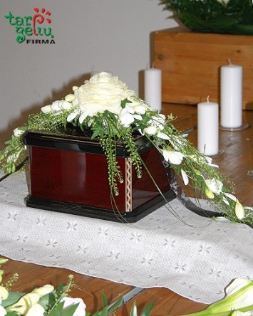 Urnos šarvojimas | Laidojimo paslaugos | Gedulo gėlės